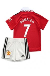 Manchester United Cristiano Ronaldo #7 Babyklær Hjemme Fotballdrakt til barn 2022-23 Korte ermer (+ Korte bukser)